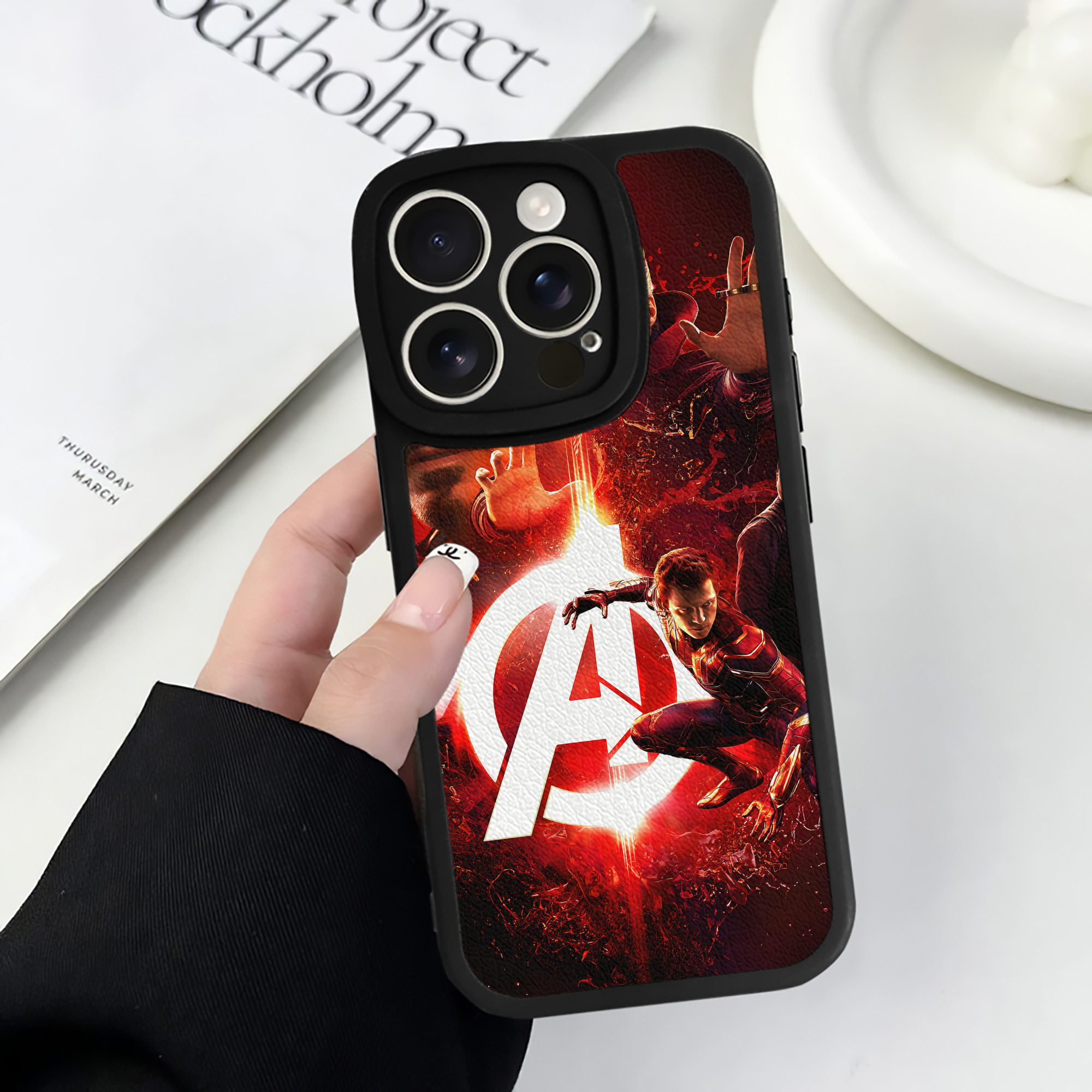 （画像用） アベンジャーズ The Avengers 【iPhone 16シリーズ対応】シリコンスマホケース（レザー調） 材質：シリコン